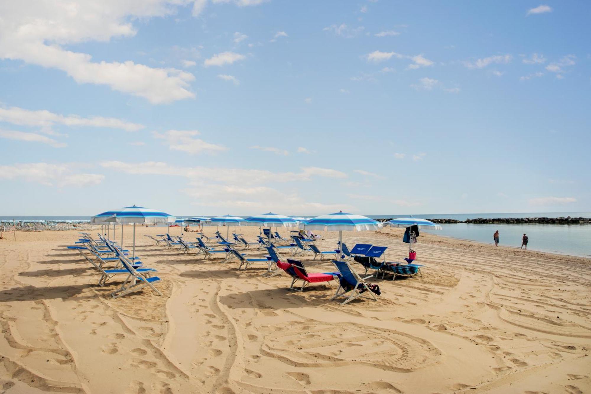 Residence Brezza Di Mare San Benedetto del Tronto Bagian luar foto