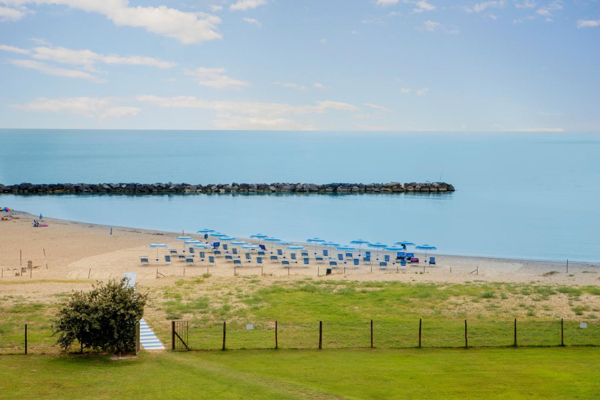 Residence Brezza Di Mare San Benedetto del Tronto Bagian luar foto