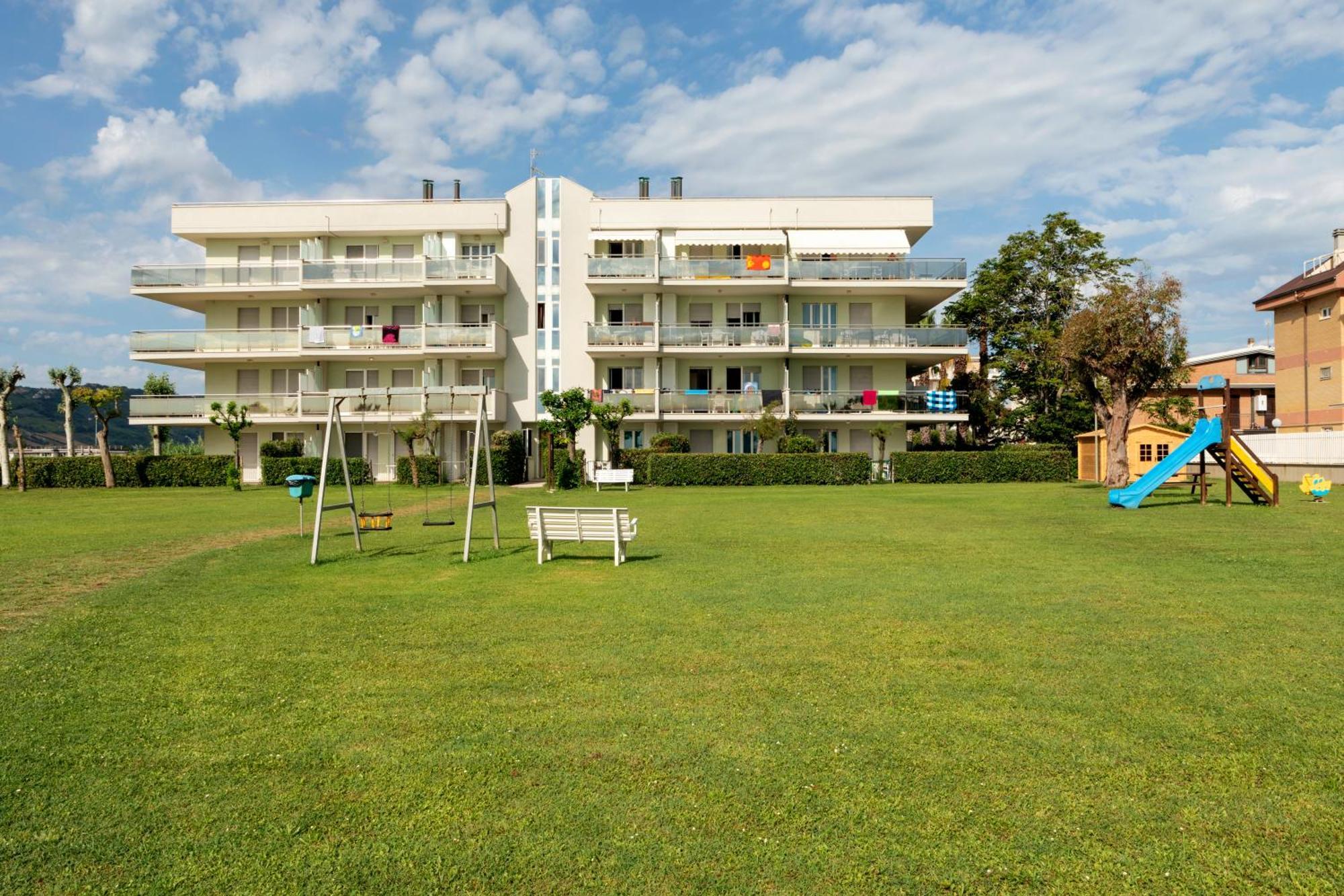 Residence Brezza Di Mare San Benedetto del Tronto Bagian luar foto