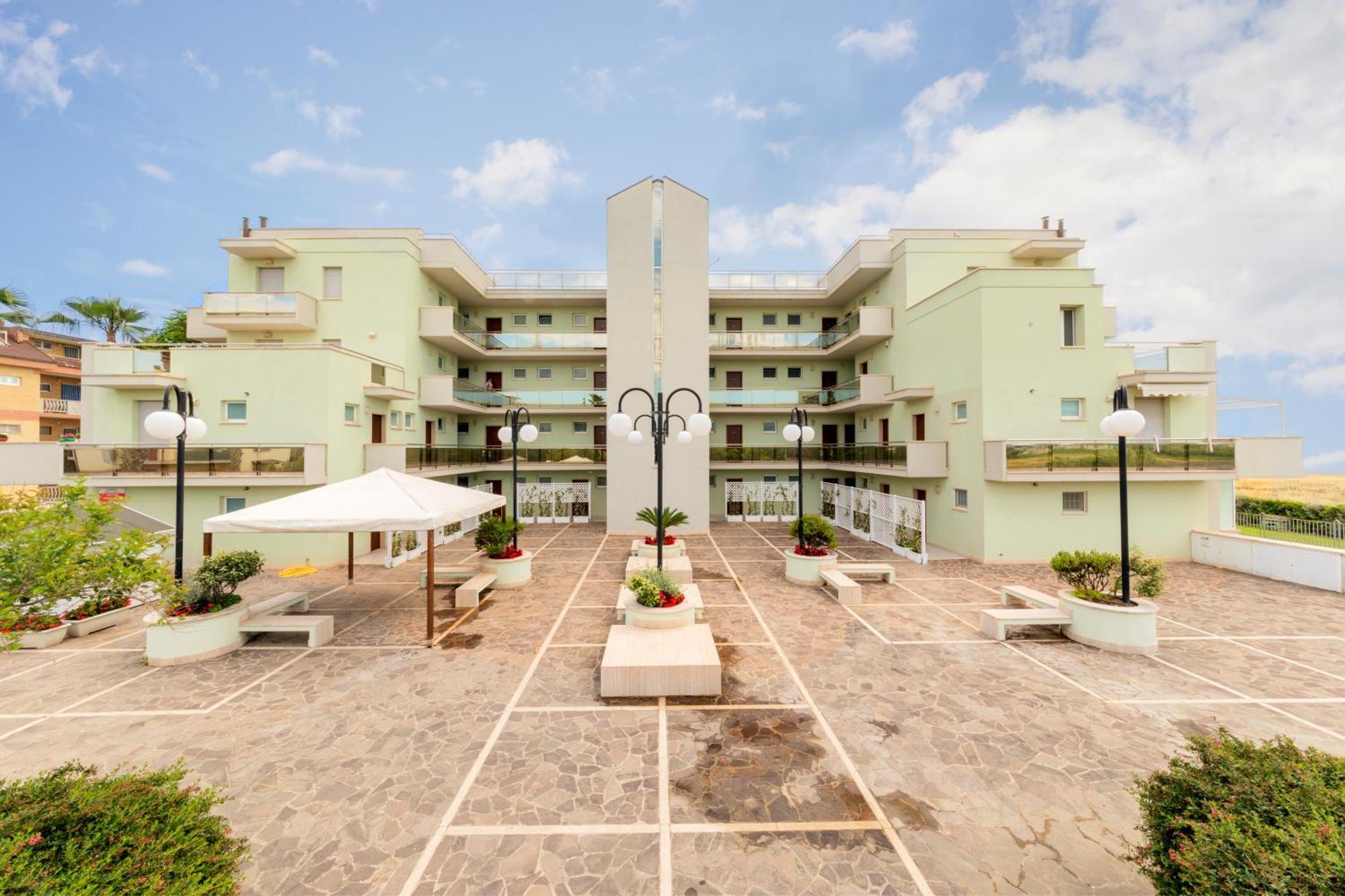 Residence Brezza Di Mare San Benedetto del Tronto Bagian luar foto
